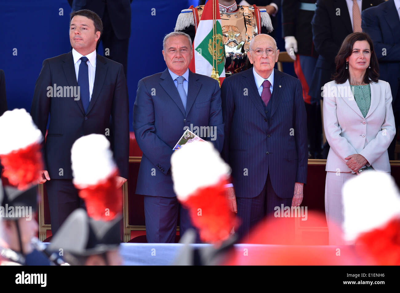 Rome, Italie. 2 juin, 2014. Le président de la chambre basse italienne Laura Boldrini (1e R) assister à la parade de la Journée de la République à Rome, Italie. 2 juin, 2014. Le président italien Giorgio Napolitano (2e R), premier ministre Matteo Renzi (1re L), le président du Sénat, M. Pietro Grasso (2L), président de la chambre basse Laura Boldrini (1e R) assister à la parade de la Journée de la République à Rome, le 2 juin 2014. Un défilé militaire a eu lieu dans le centre de Rome en Italie a célébré sa Journée de la République lundi matin. Credit : Alberto Lingria/Xinhua/Alamy Live News Banque D'Images