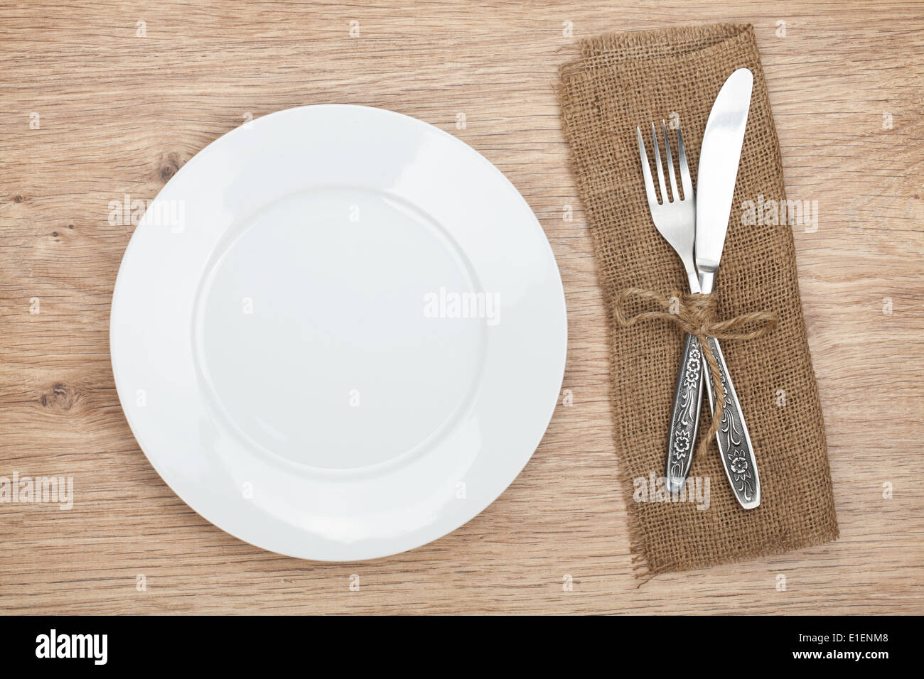 La plaque vide et de l'argenterie sur la table en bois Banque D'Images