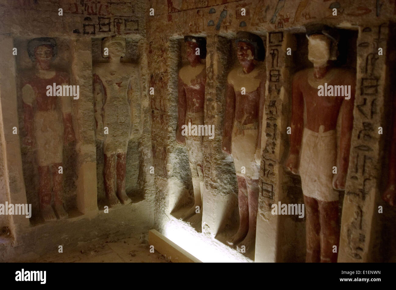 L'art égyptien de la Nécropole de Saqqara. Mastaba. Salle décorée de sculptures et de hiéroglyphes. polychromé 5ème dynastie. Banque D'Images