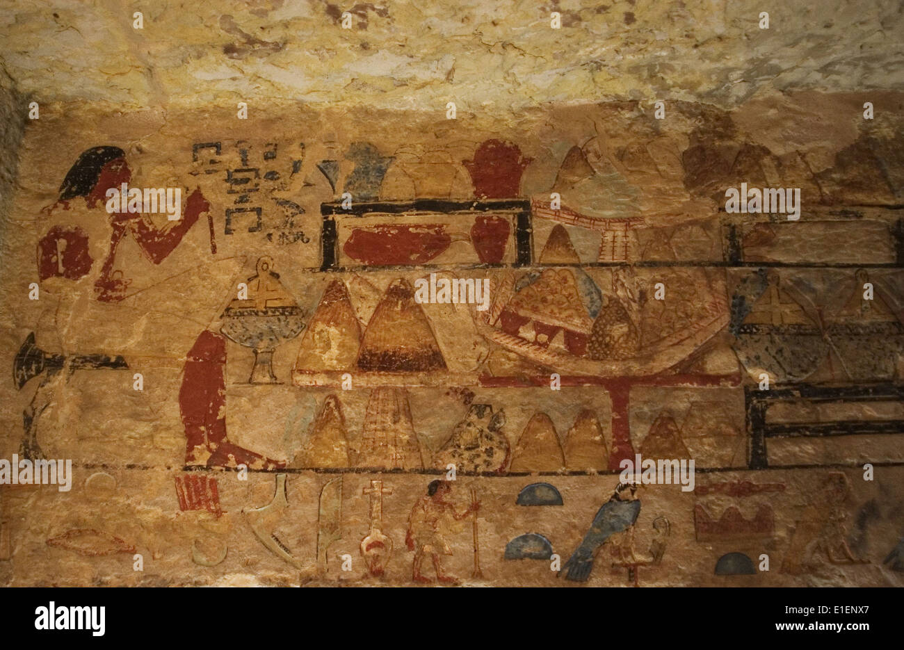 L'art égyptien défunt assis à côté de la table offres. Le soulagement. Mastaba. 5ème dynastie. Vieux Royaume. Nécropole de Saqqara. Banque D'Images