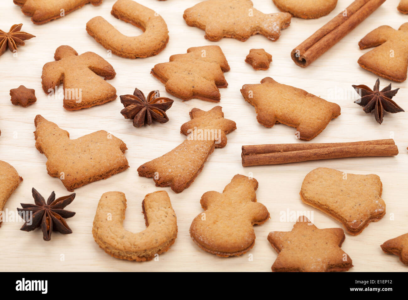 Divers gingerbread cookies avec des épices sur fond de table en bois Banque D'Images