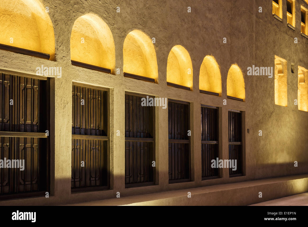Vue de nuit les rues de la vieille ville arabe Dubaï ÉMIRATS ARABES UNIS Banque D'Images