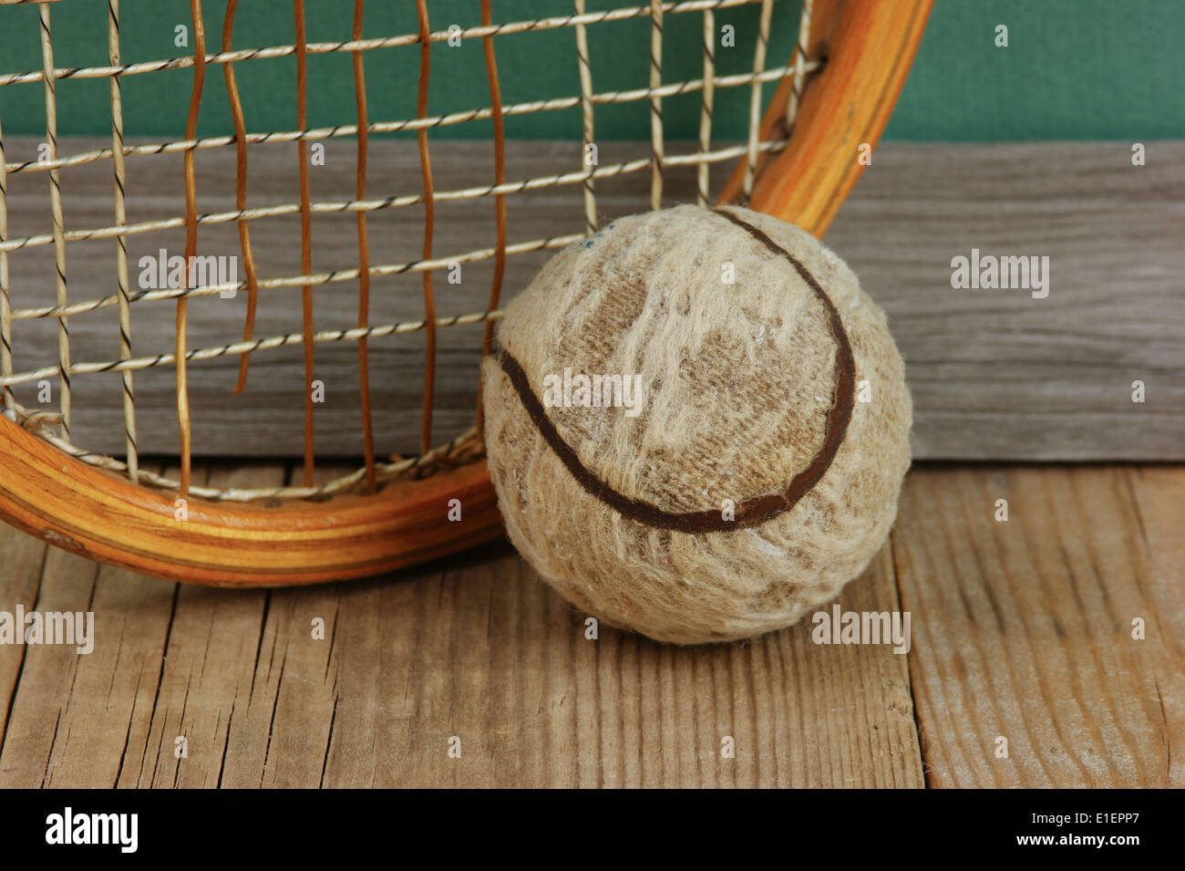 Vieille balle de tennis racket sur un sol en bois Banque D'Images