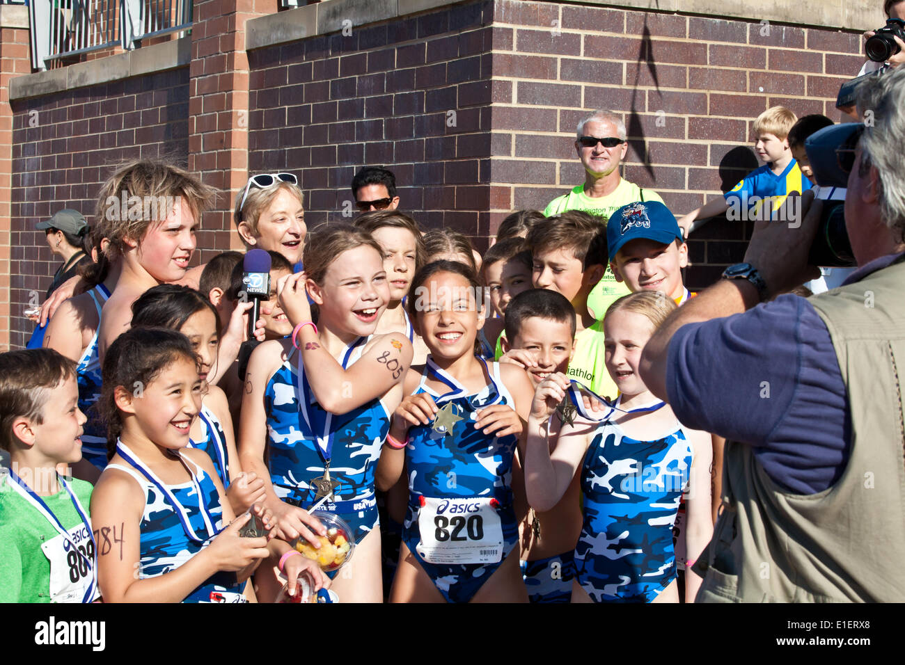 Arlington, Virginia, USA. 1er juin 2014. Les enfants qui ont terminé l'Arlington Triathlon Club de triathlon des jeunes le premier à Arlington, VA obtenir leur moment de gloire. L'événement faisait partie de la jeunesse d'Arlington Festival multisports Banque D'Images