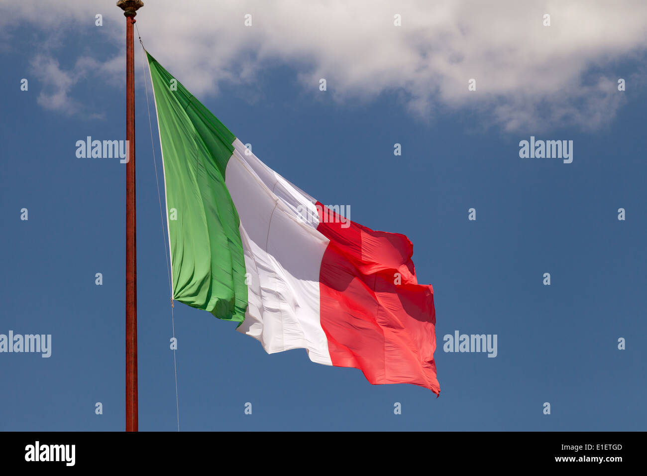 Italie drapeau - le drapeau italien voler contre un ciel bleu, Italie Europe Banque D'Images