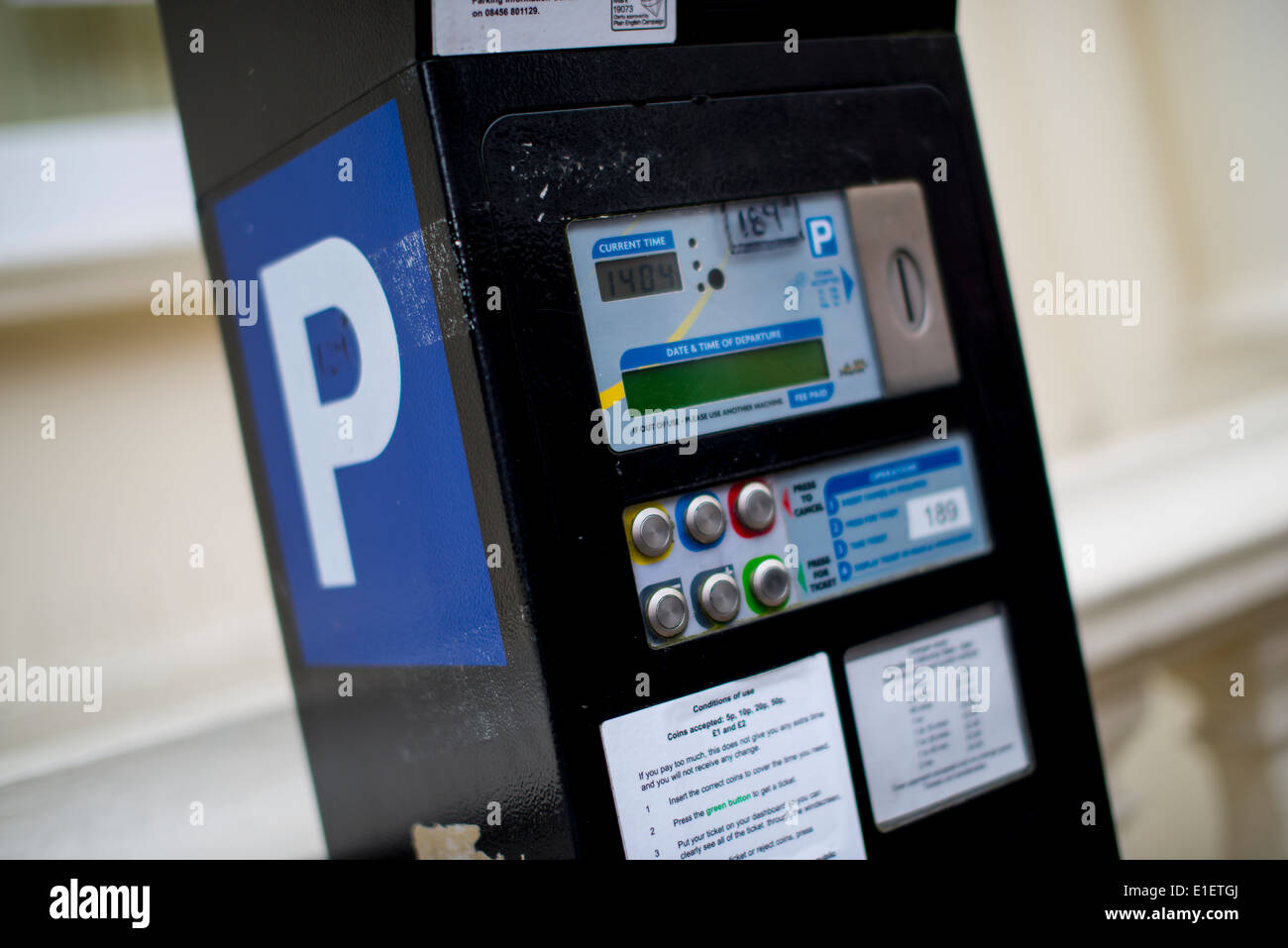 Un parcomètre à Lewes, dans le Sussex. La machine est de payer pour votre temps de stationnement dans un espace dans votre véhicule. Banque D'Images