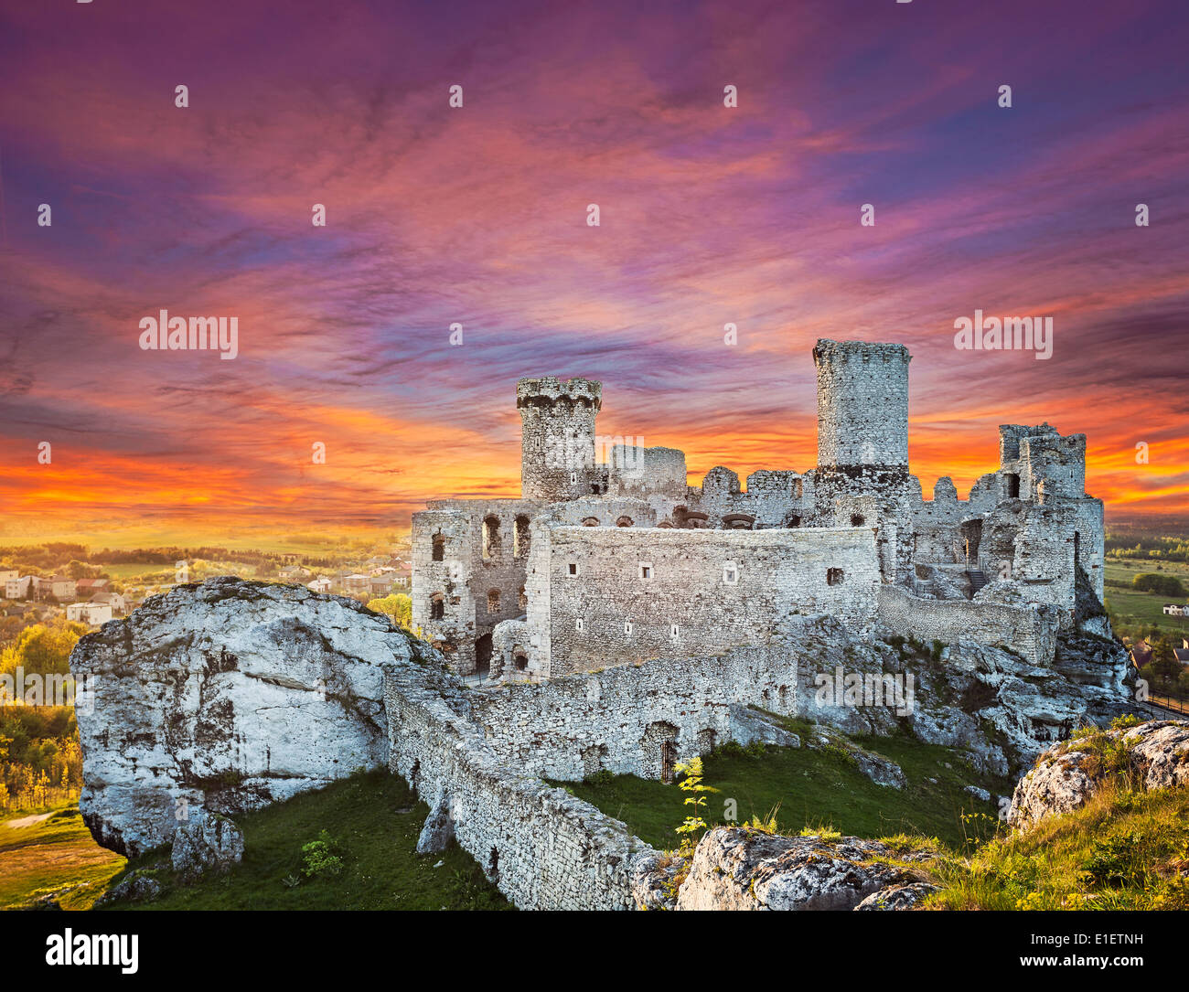 Magnifique coucher de soleil sur le château de Ogrodzieniec, Pologne. Banque D'Images