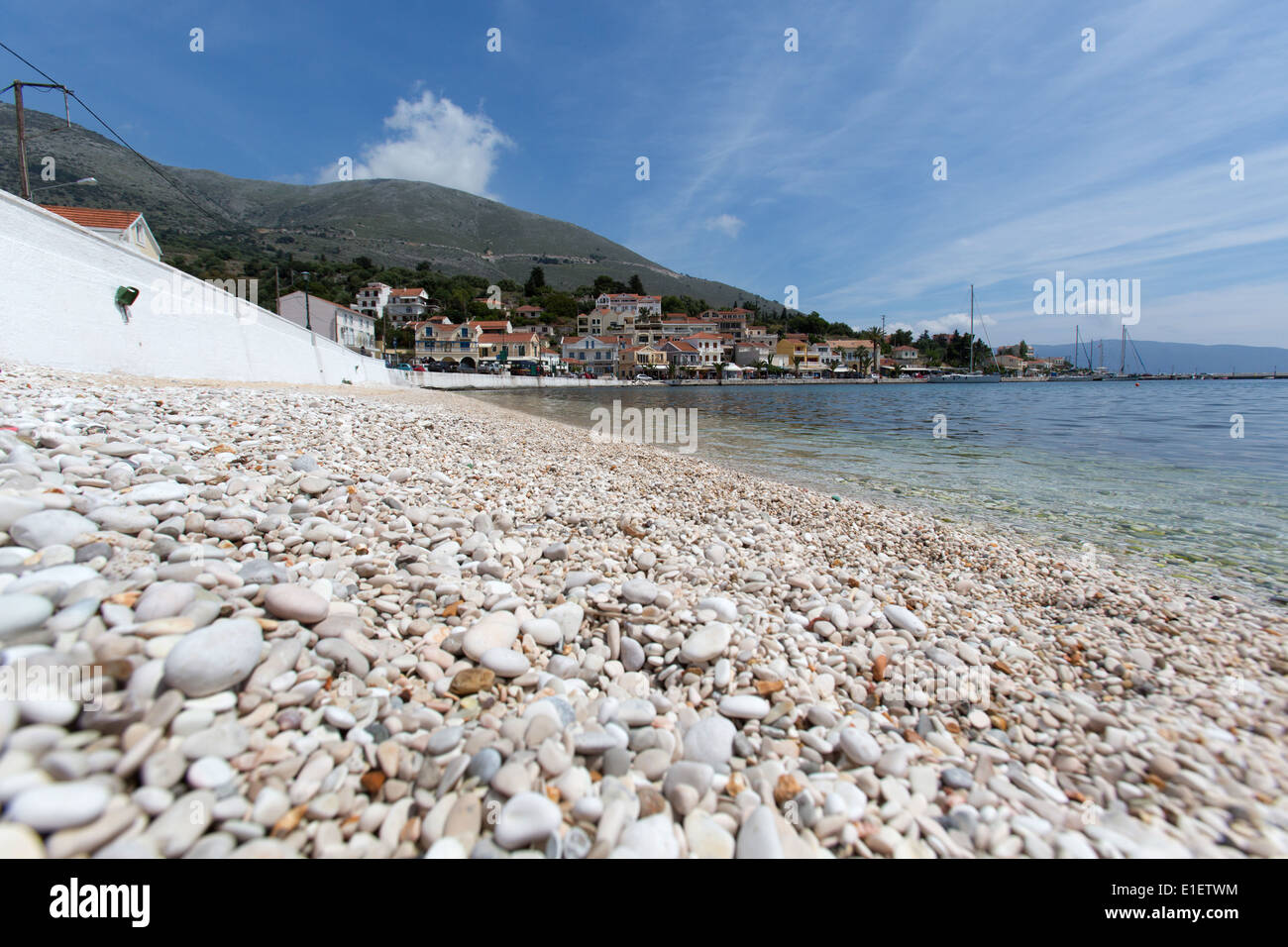 Village d'Agia Efimia, Céphalonie. La plage de galets d''Agia Efimia avec le front de tavernes en arrière-plan. Banque D'Images