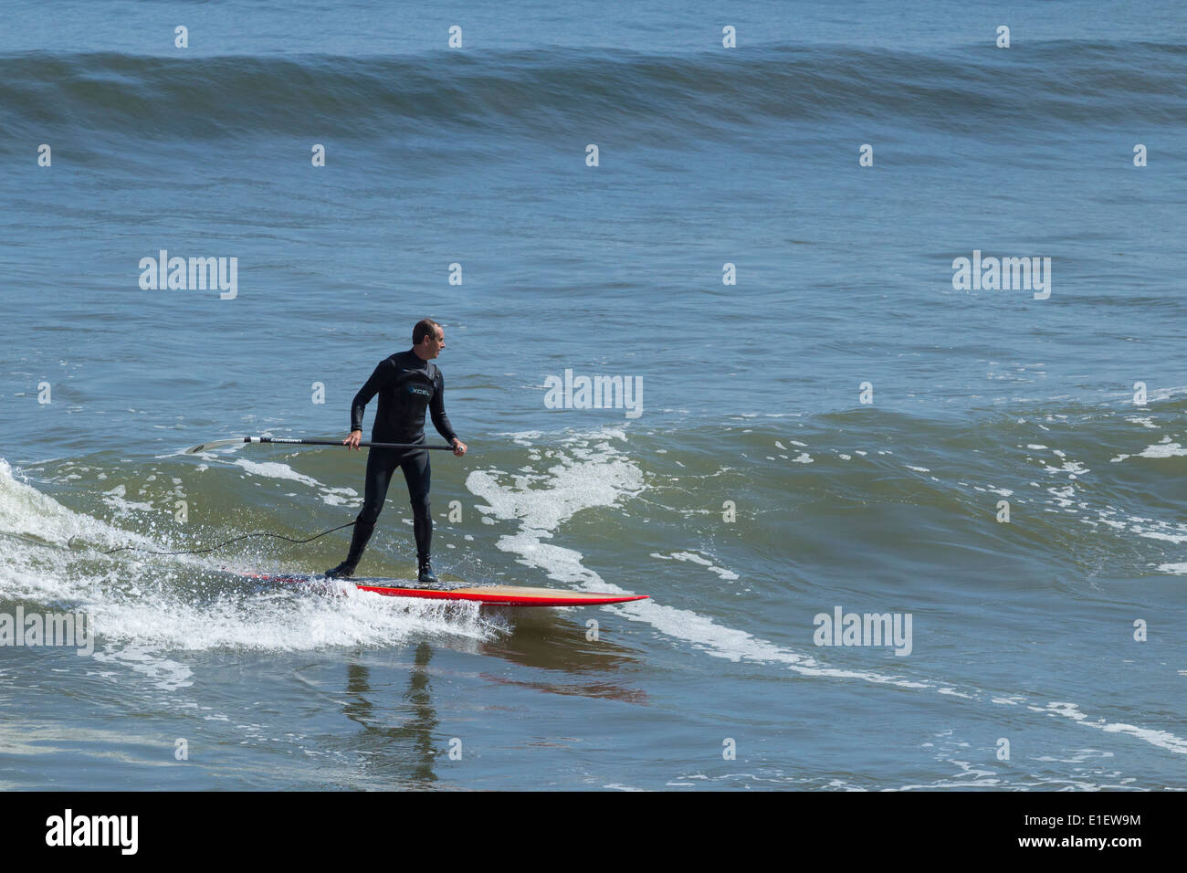 Paddleboarder à Saltburn by the Sea, Angleterre du Nord-Est, Royaume-Uni Banque D'Images