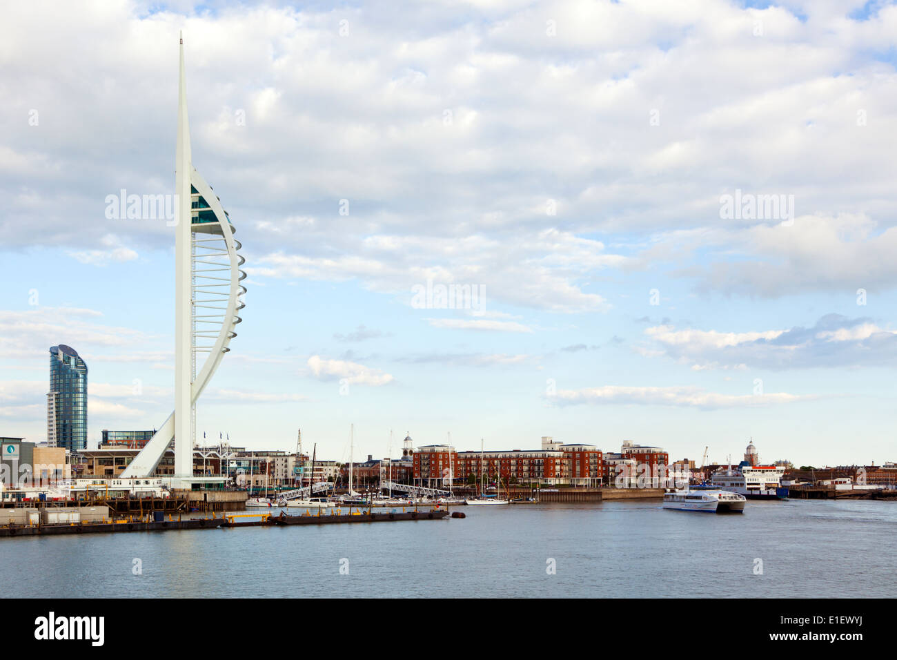 Waterfront avec Spinnaker Tower et de Gunwharf Quays, Portsmouth, Hampshire, Royaume-Uni Banque D'Images