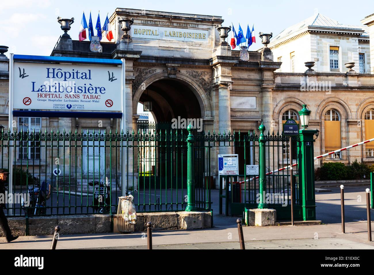 Hôpital Lariboisiere Paris France entrée avant d'extérieur de bâtiment