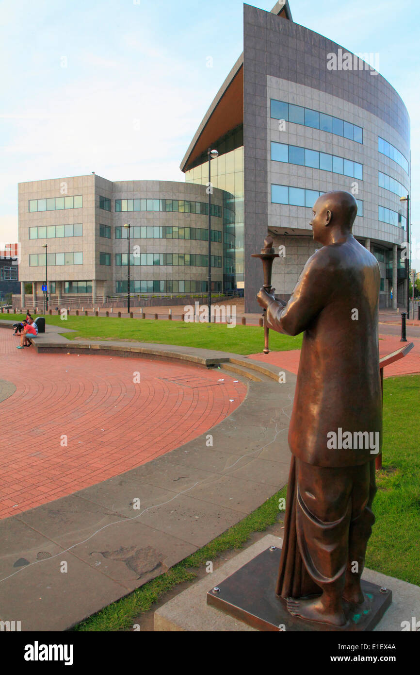 Royaume-uni, Pays de Galles, Cardiff, Bay, l'harmonie du monde Peace Statue, Atradius, Bâtiment Banque D'Images