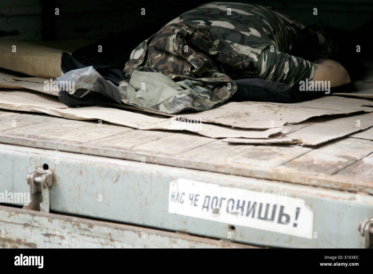 Luhansk, Ukraine. 2 juin, 2014. Le corps de 42 ans, Sergueï est observée après un tir intensif à Luhansk, Ukraine, le 2 juin 2014. Des affrontements violents entre les troupes du gouvernement ukrainien et activistes armés sont en cours à Paris et ses régions de Donetsk voisins depuis le début du mois d'avril, après avoir établi les insurgés 'républiques' dans leurs régions, l'indépendance de Kiev. Crédit : Alexander Ermochenko/Xinhua/Alamy Live News Banque D'Images