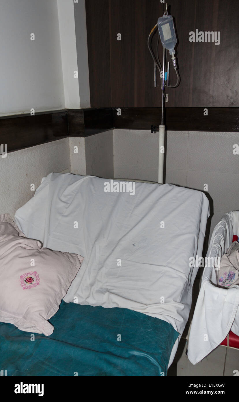 Lit double et lit bébé à côté dans une chambre d'hôpital, signifiait pour la mère et l'enfant après l'accouchement, avec le berceau juste à côté de bed Banque D'Images