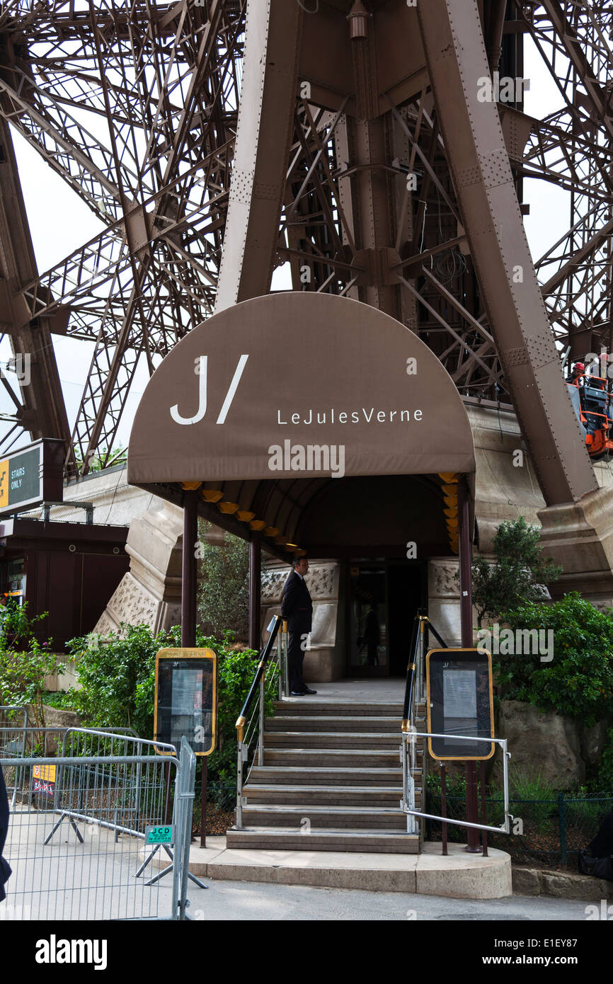 Entrée du restaurant Le Jules Verne à la Tour Eiffel Tower Paris France  Photo Stock - Alamy