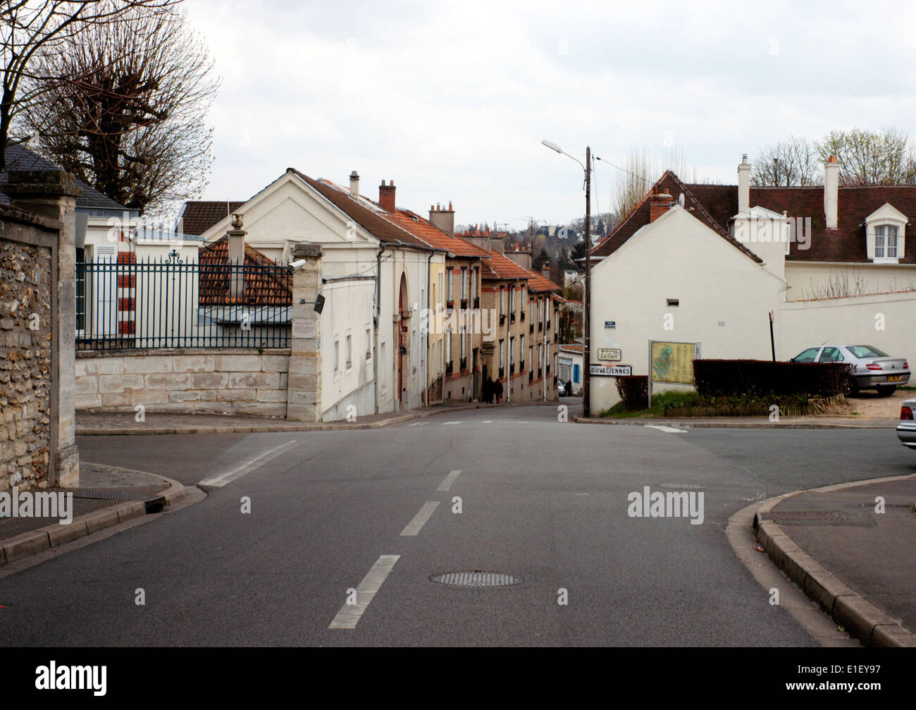 AJAXNETPHOTO - LOUVECIENNES,FRANCE. Voir peint par le peintre impressionniste Camille PISSARRO 1830-1903 - "UNE RUE DE VILLAGE, LOUVECIENNES 1871." Photo:JONATHAN EASTLAND/AJAX REF:60904 326 Banque D'Images