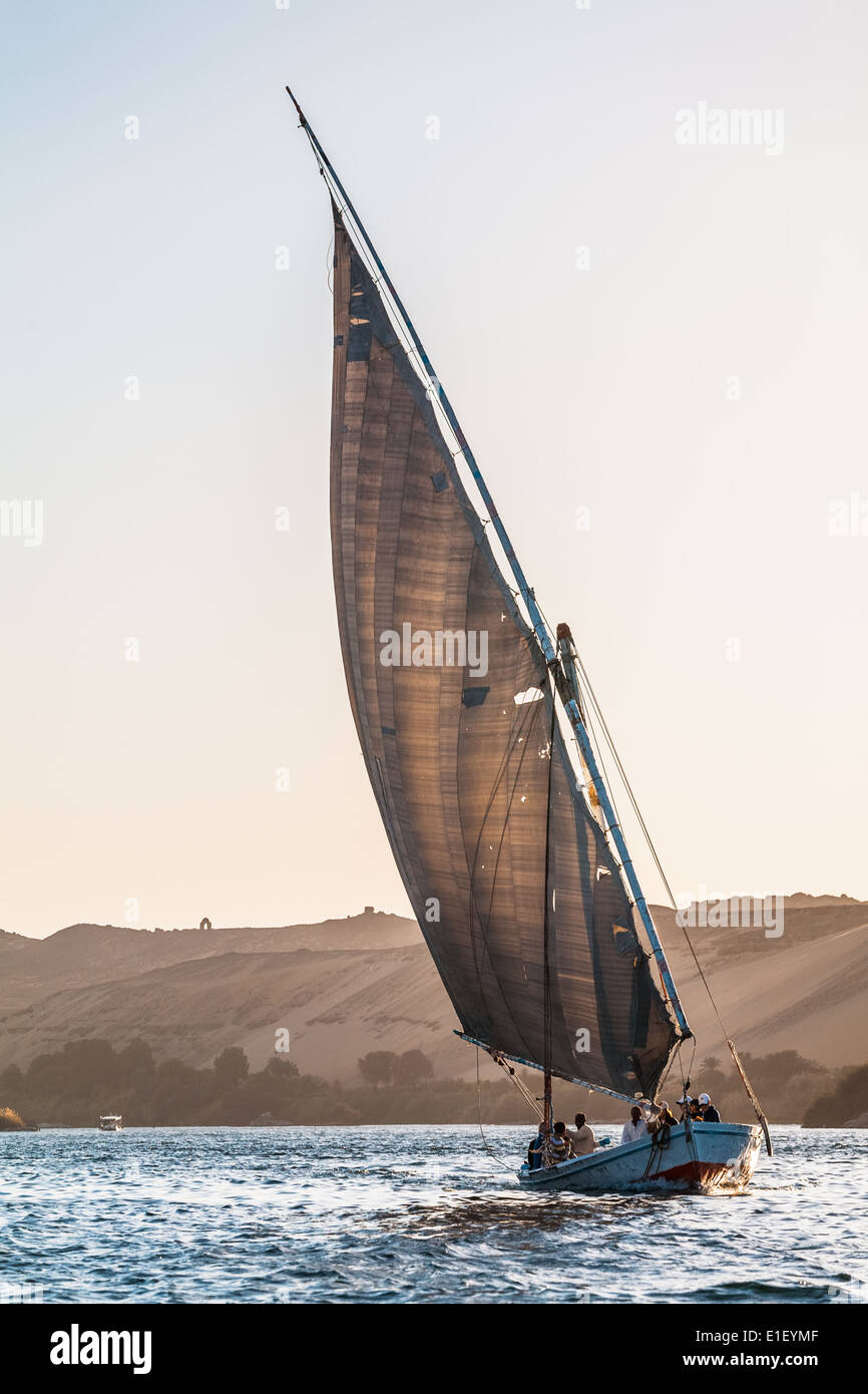 Faluka voilier naviguant sur le Nil, Assouan, Egypte Banque D'Images
