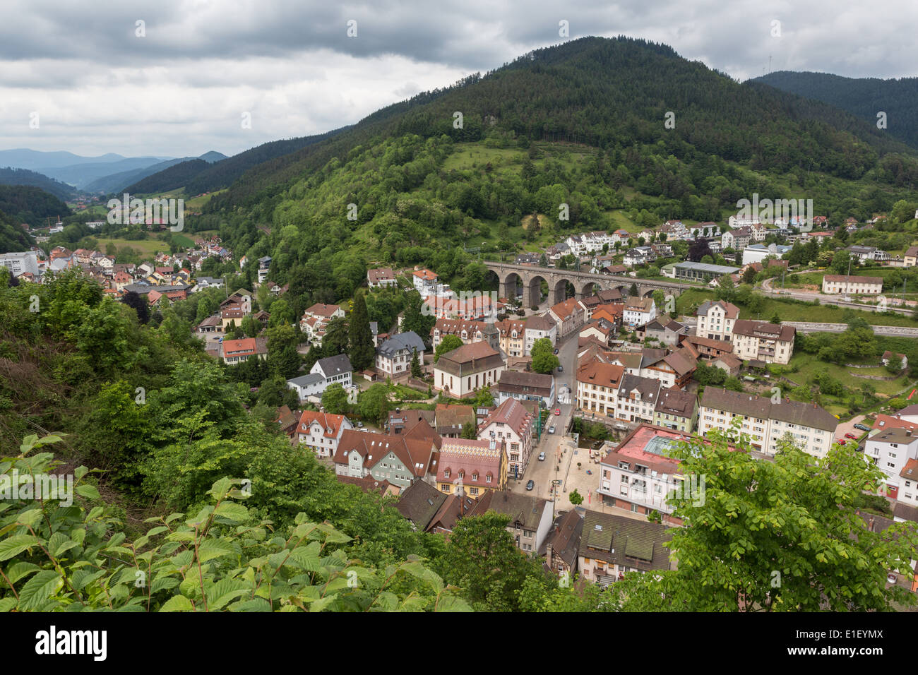 Une vue de Hornberg, Baden-Wurttemberg, Allemagne, y compris le viaduc ferroviaire de la ruine du château Banque D'Images