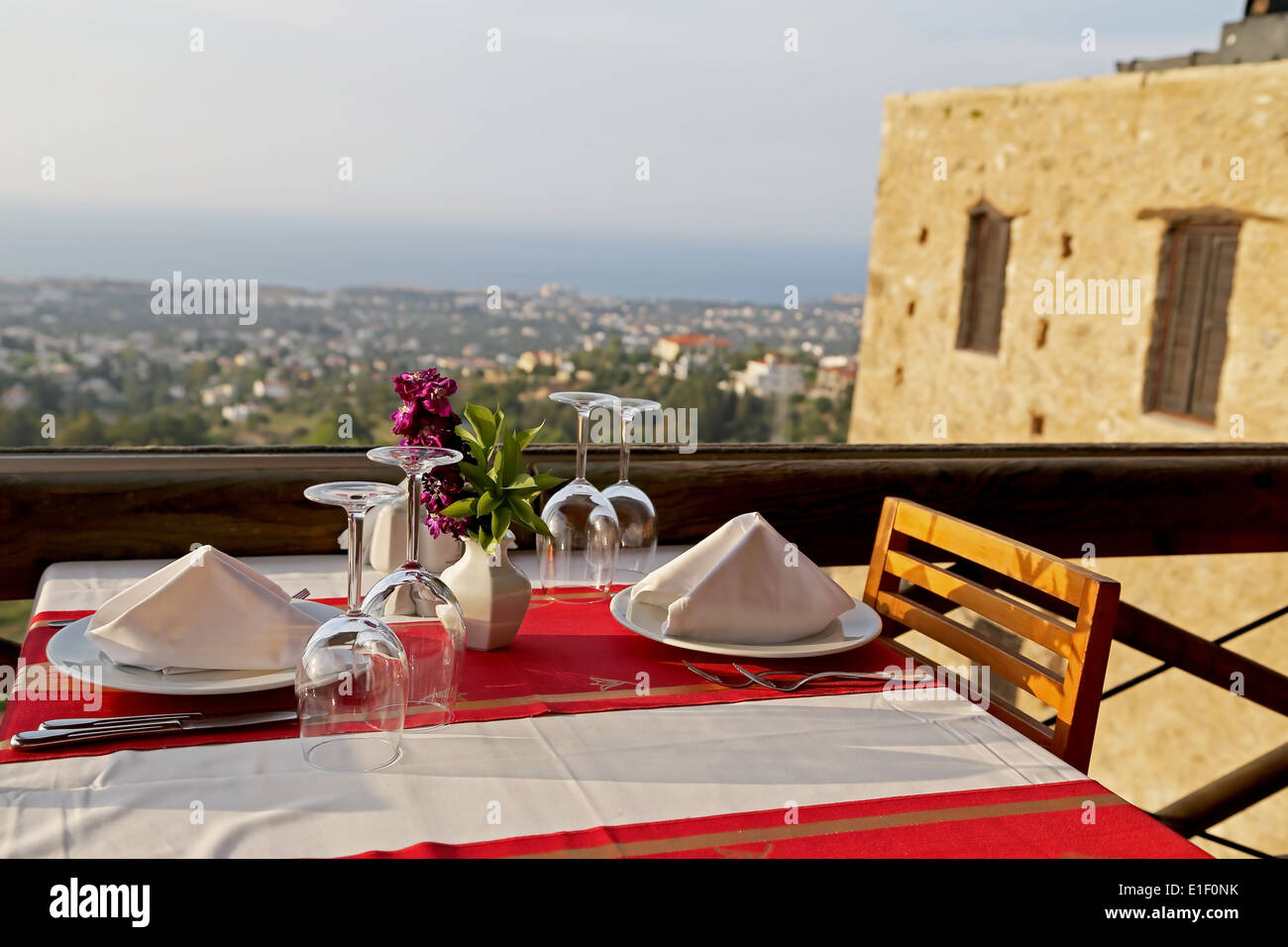 Table de restaurant avec Grand Scenic Banque D'Images