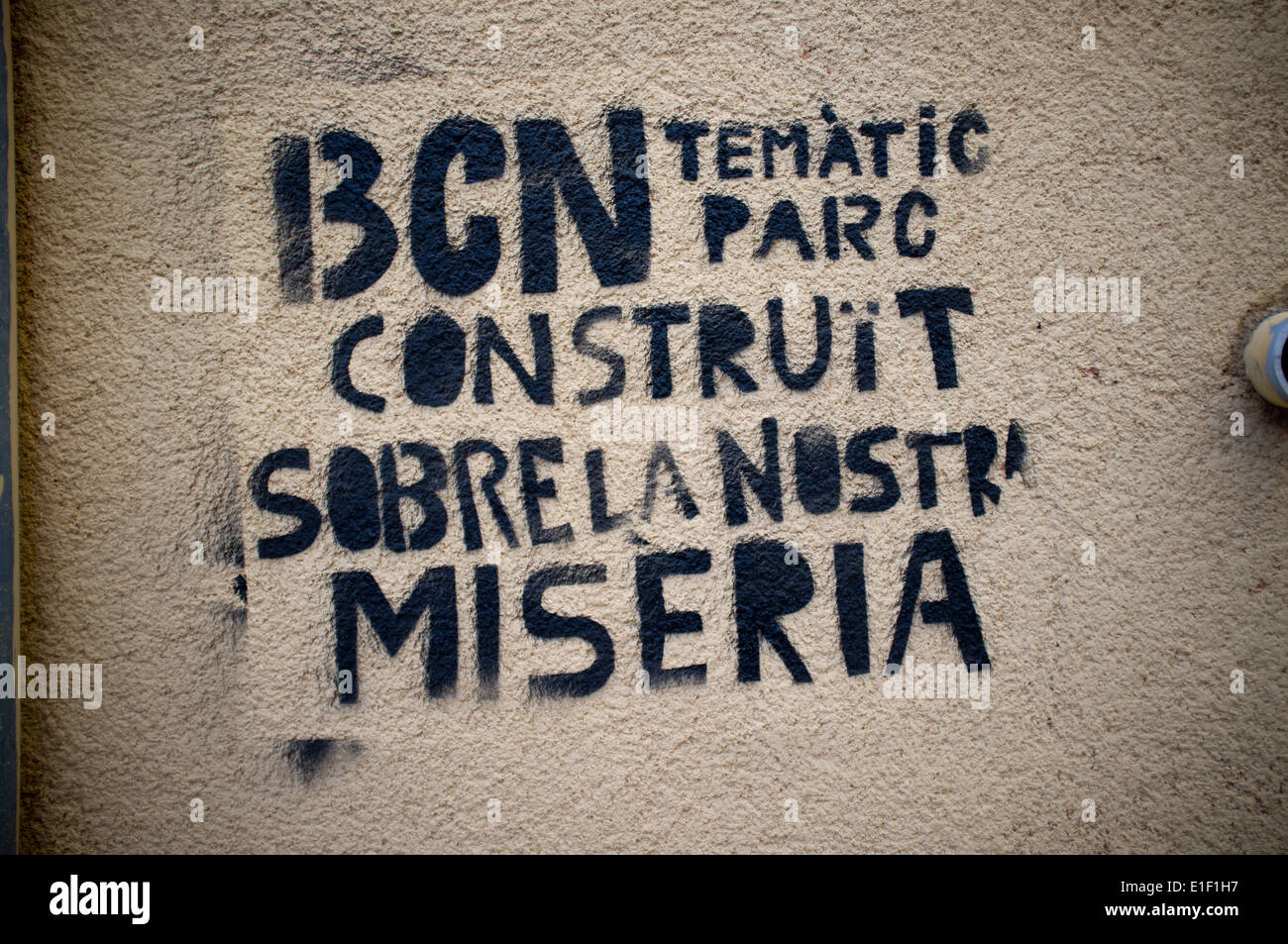 Tourisme à Barcelone contre les graffitis. En catalan languaje peut être lu : Barcelona parc à thème à être construit sur notre misère Banque D'Images