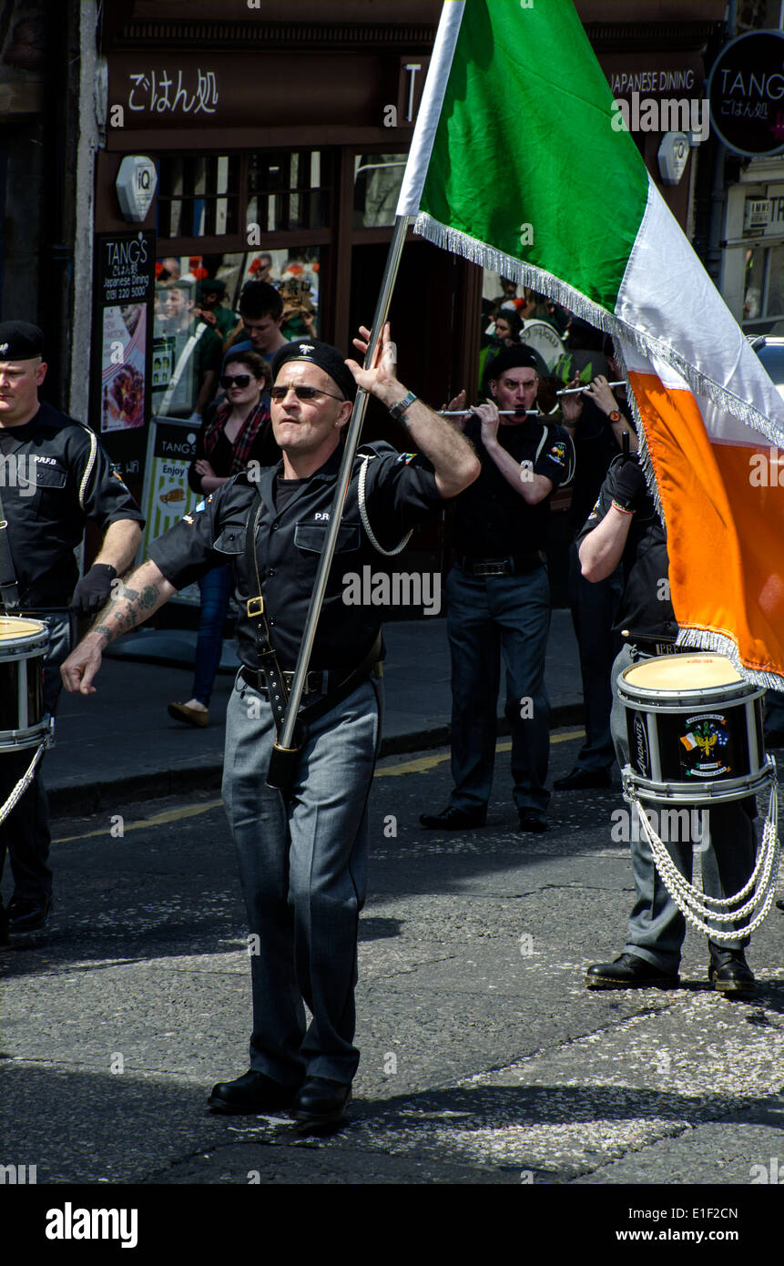 Une marche avec un porte-drapeau tricolore irlandais sur la James Connolly Memorial March in Paris, 2014. Banque D'Images