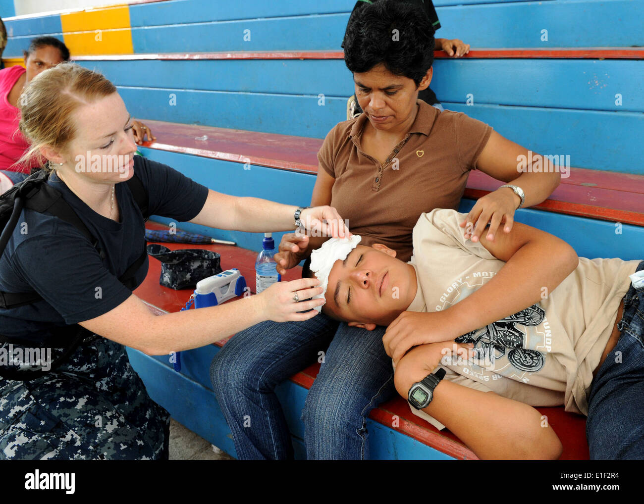 U.S. Navy Hospital Corpsman 2e classe Jennifer Bell, de l'USS Iwo Jima (DG 7), place une débarbouillette froide sur un garçon costaricain ?s Banque D'Images