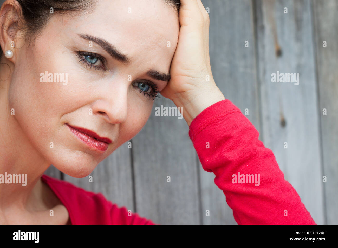 Close-up portrait d'une femme triste et seul déprimé. Banque D'Images