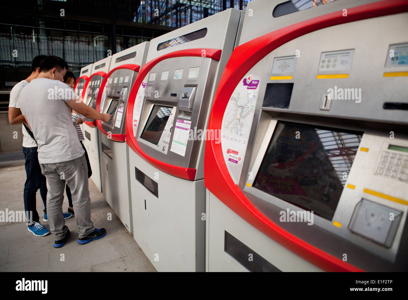 Les distributeurs de billets libre-service à la station de métro Principe Pio Banque D'Images