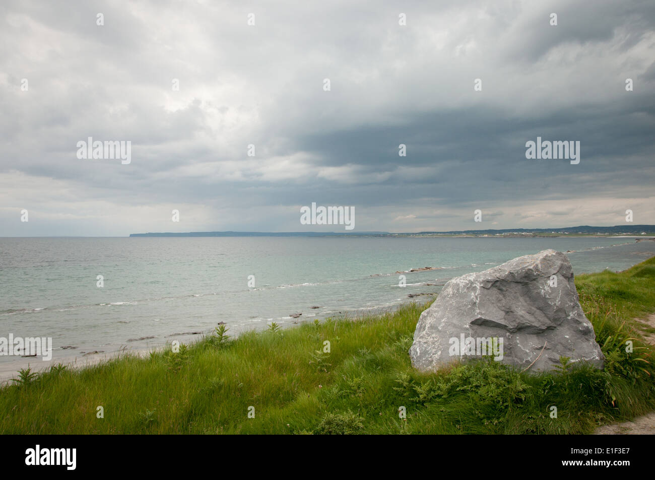 La mer spectaculaire et ciel gris de l'Atlantique sur la côte ouest de l'Irlande Banque D'Images