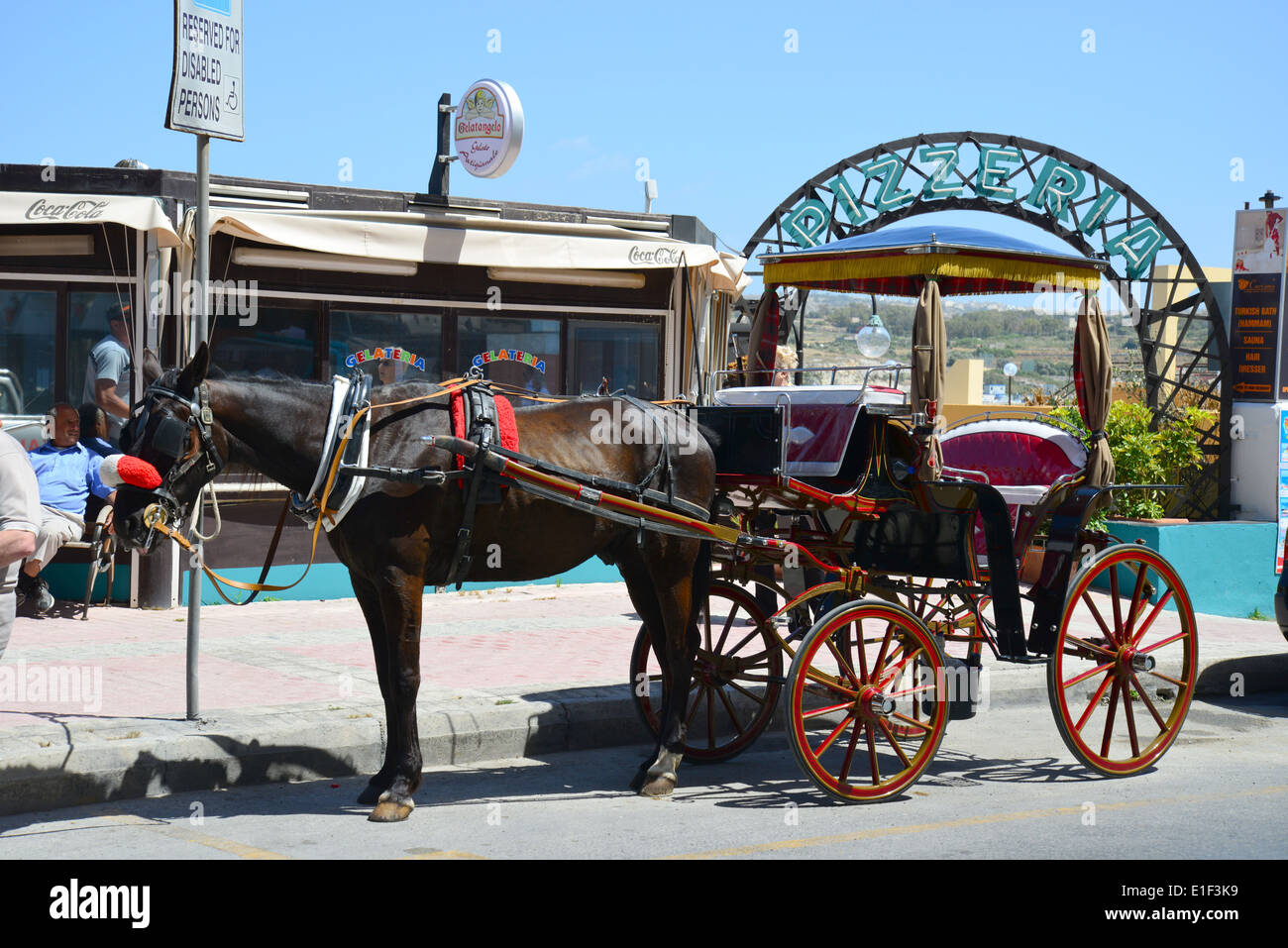Transport de chevaux sur street, Qawra (Il-Qawra), Saint Paul's Bay (San Pawl il-baħar), District Nord, République de Malte Banque D'Images