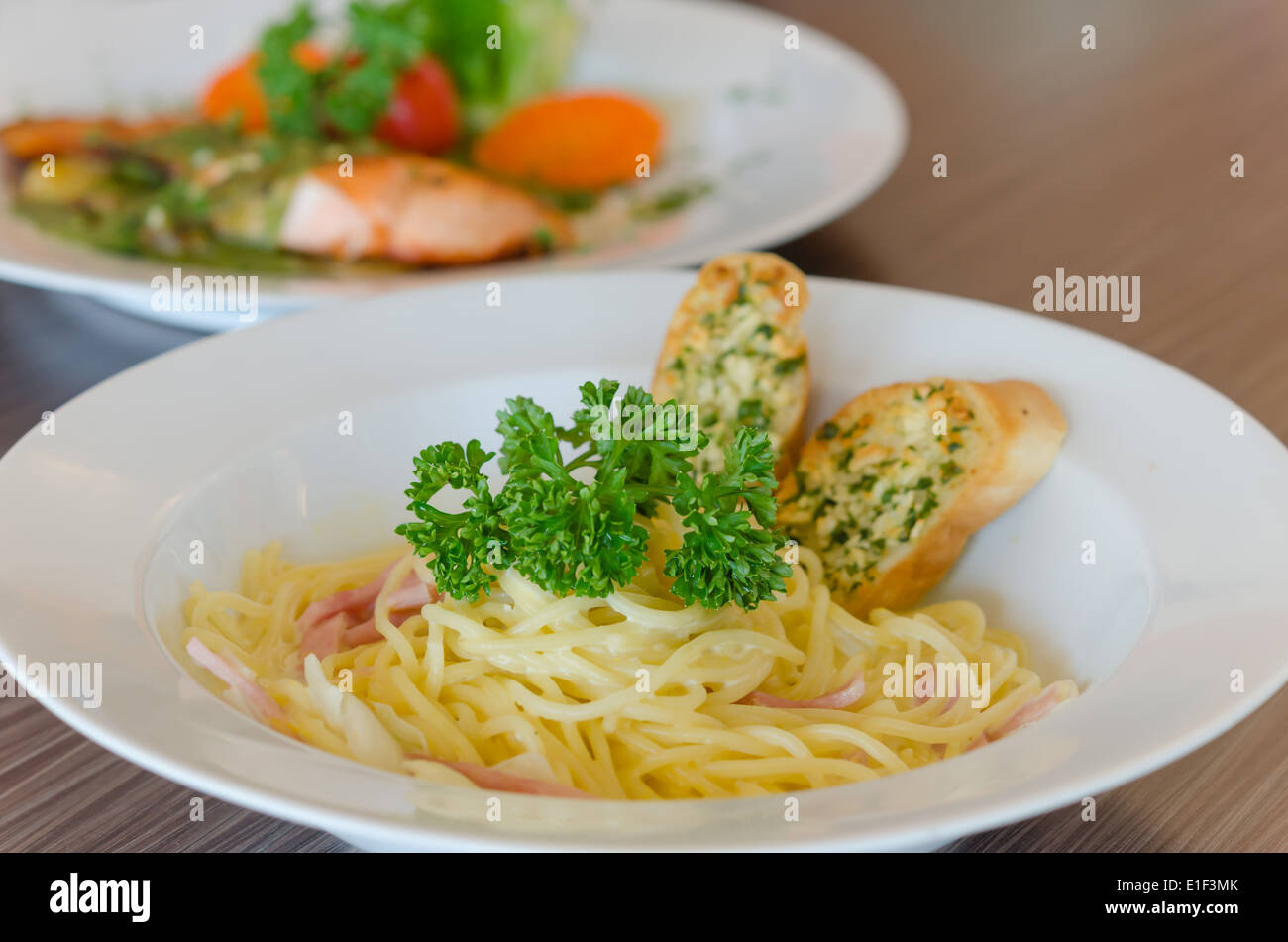 Spaghetti Carbonara avec du bacon et du pain à l'ail sur lave Banque D'Images