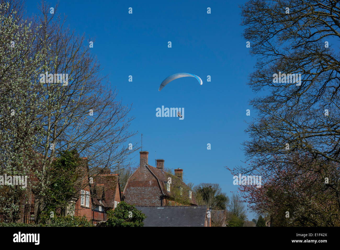 Planeur Entrée en terre près de l'habitation Banque D'Images