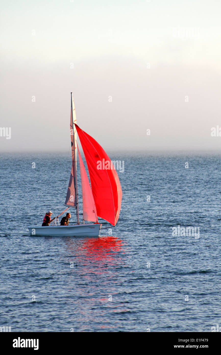 Bateau à voile avec Red Sail, Lee le Solent, Hampshire, Angleterre Banque D'Images