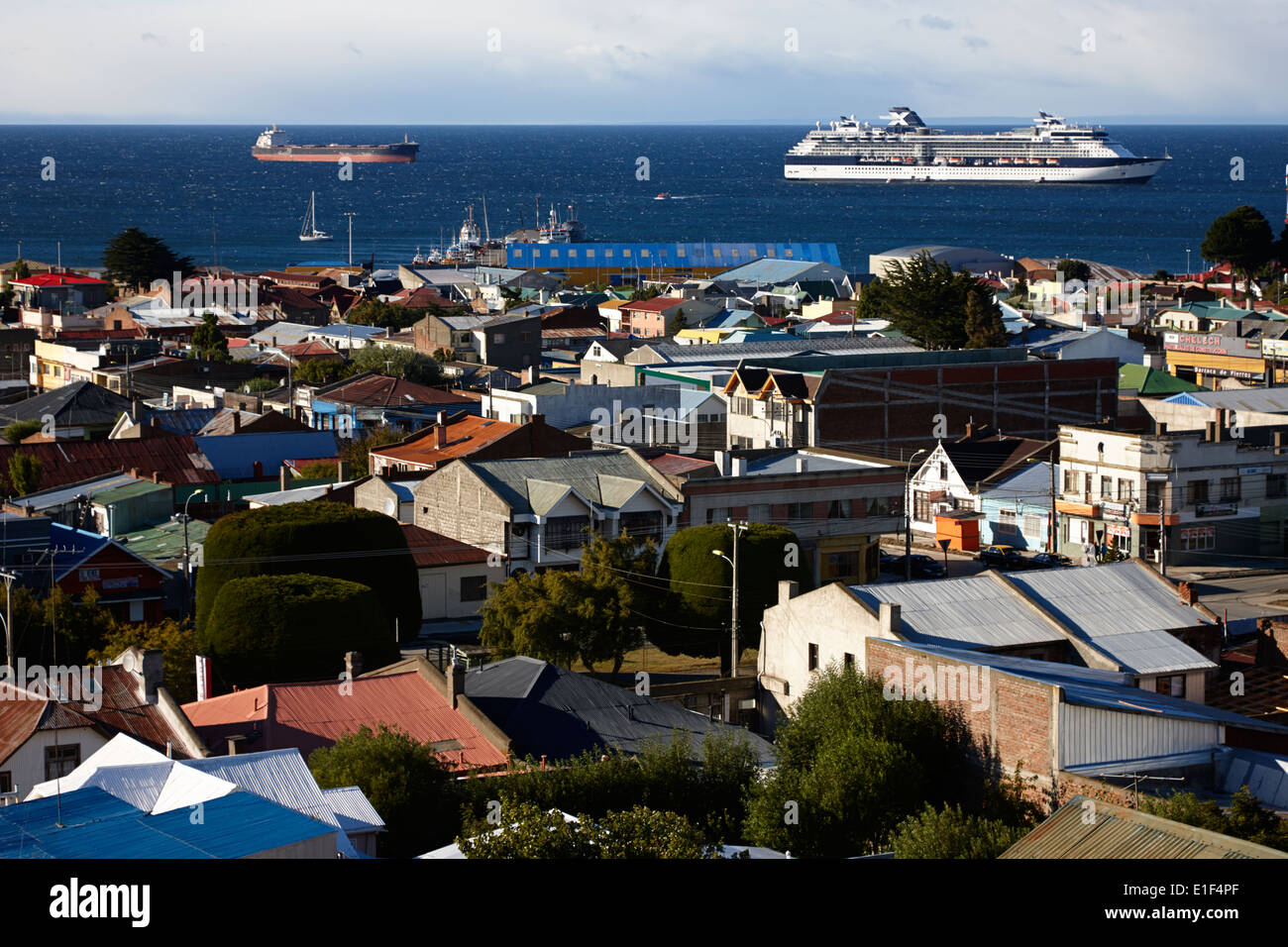 Regardant vers le bas sur la ville de la cruz vue à Punta Arenas Chili Banque D'Images