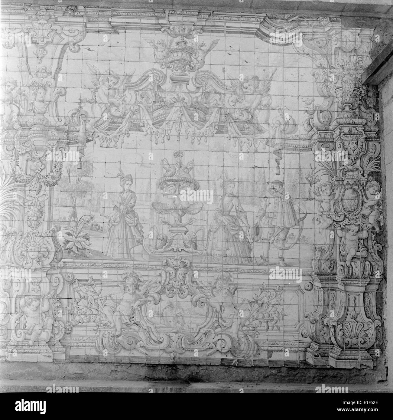 São do Porto est un site historique de Porto, au Portugal, connu pour ses impressionnants azulejos (carreaux décoratifs) conçus par João Miguel dos Santos Simões. Le site représente un exemple clé de l'art tuile portugais, mêlant traditions architecturales et artistiques. Banque D'Images