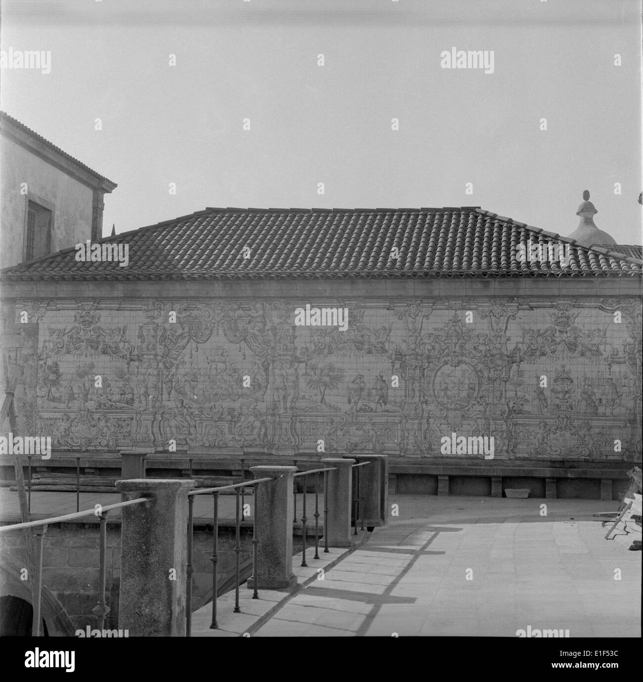 São do Porto au Portugal est réputé pour ses azulejos traditionnels, des carreaux de céramique décoratifs qui sont importants dans l'architecture portugaise. João Miguel dos Santos Simões a contribué à la préservation de ces éléments artistiques, qui sont mis en valeur dans le patrimoine architectural de la ville. Banque D'Images