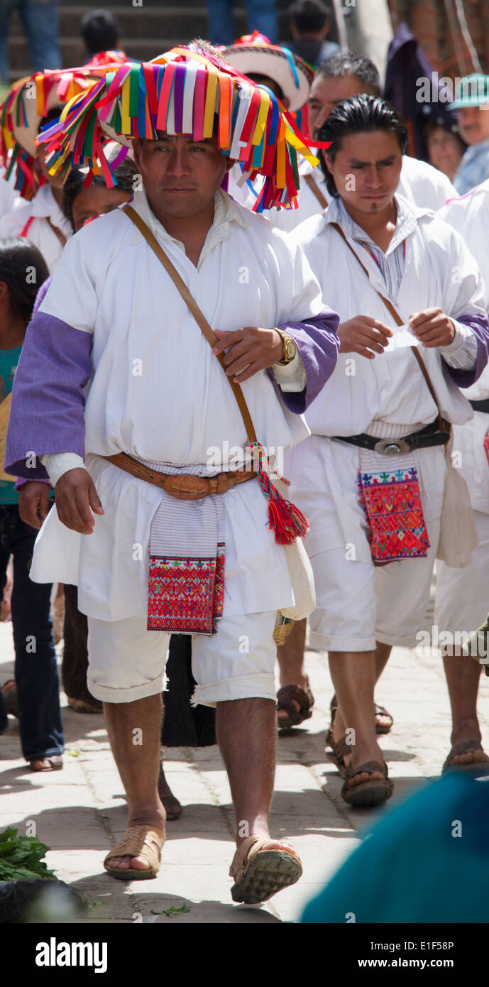 Fonctionnaires en costume traditionnel marché dimanche Mexique Chiapas San Juan Chamula Banque D'Images