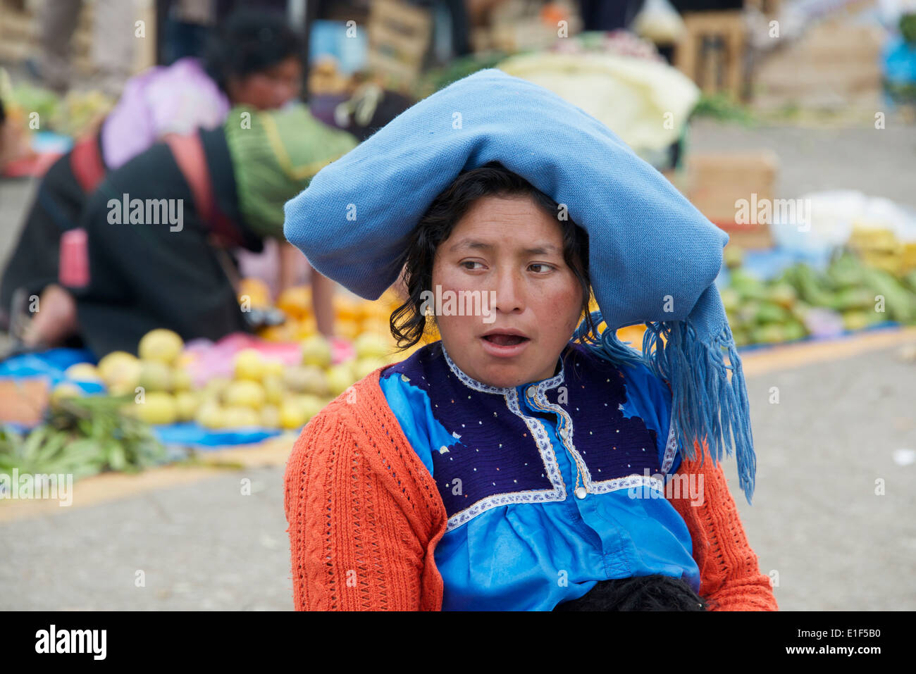 Femme indienne avec couvre-chef bleu marché dimanche Mexique Chiapas San Juan Chamula Banque D'Images