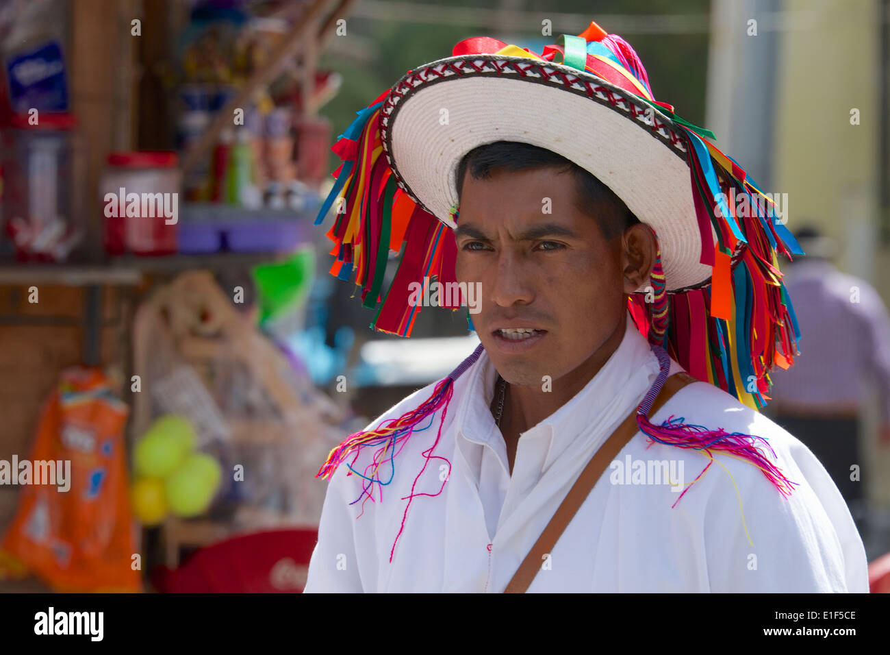 Portrait de deux portant des costumes traditionnels du marché dimanche Mexique Chiapas San Juan Chamula Banque D'Images