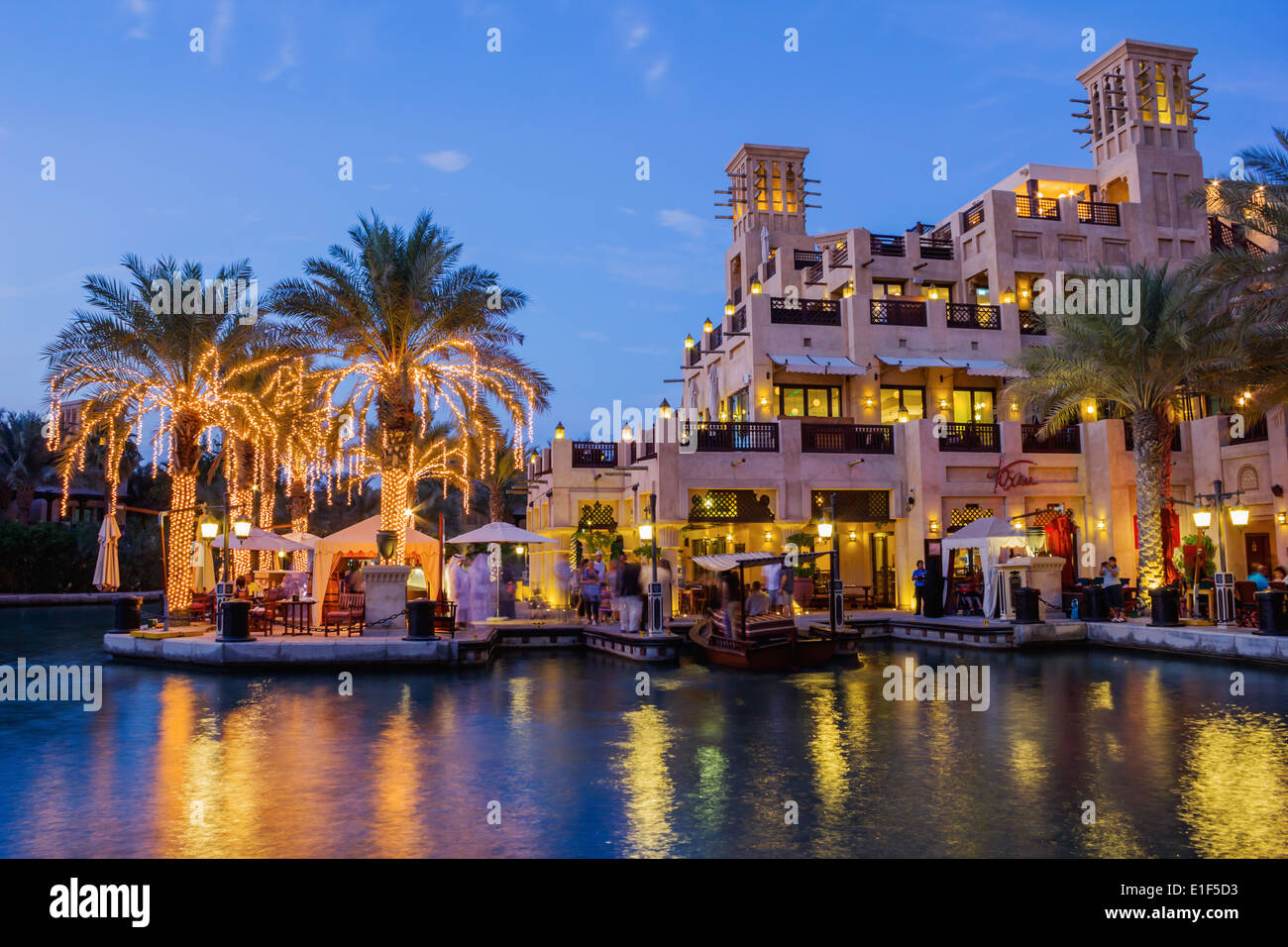 Vue nocturne de rues de la vieille ville arabe Dubai Banque D'Images