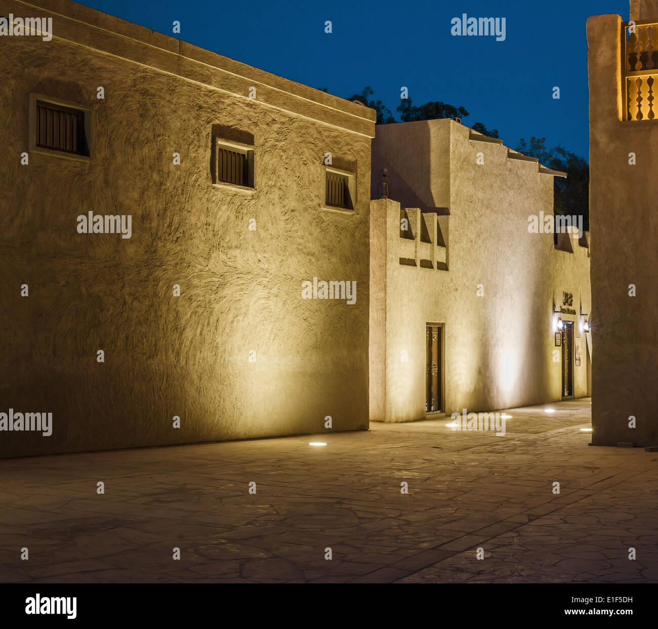 Vue de nuit les rues de la vieille ville arabe Dubaï ÉMIRATS ARABES UNIS Banque D'Images