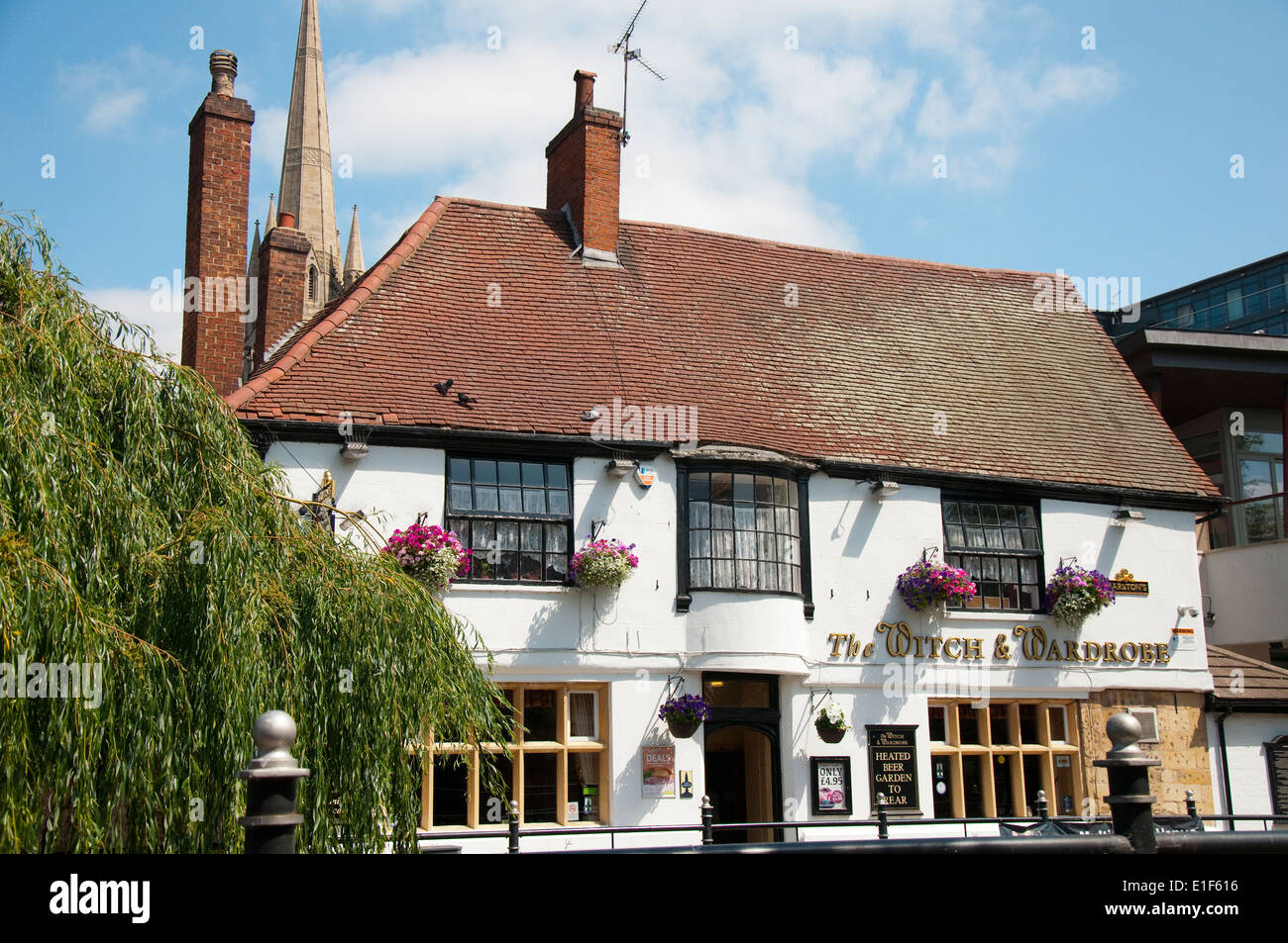 La Sorcière Blanche et l'armoire Pub par la rivière Witham dans le centre-ville de Lincoln, Lincolnshire England UK Banque D'Images