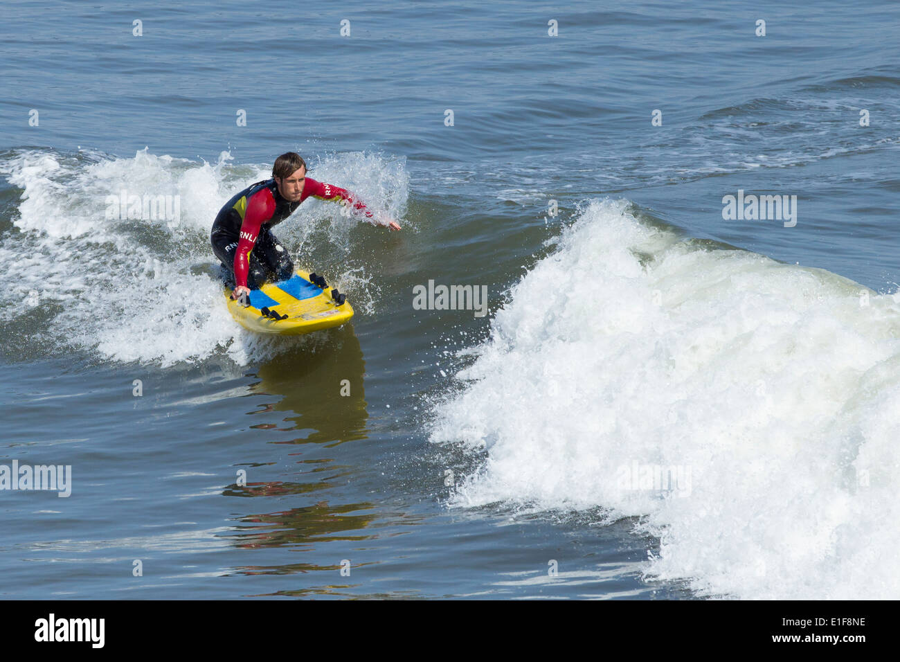 Sauveteur RNLI sur rescue paddle board à Saltburn by the sea, North Yorkshire, England, UK Banque D'Images