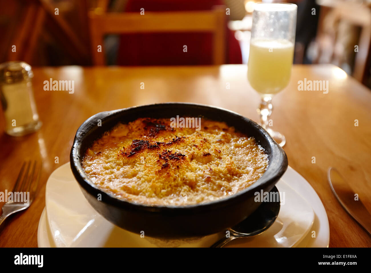 Bol de chaudrée de crabe royal de boulangerie le chupe de centollo avec pisco sour à l'intérieur restaurant la luna Punta Arenas Chili Banque D'Images