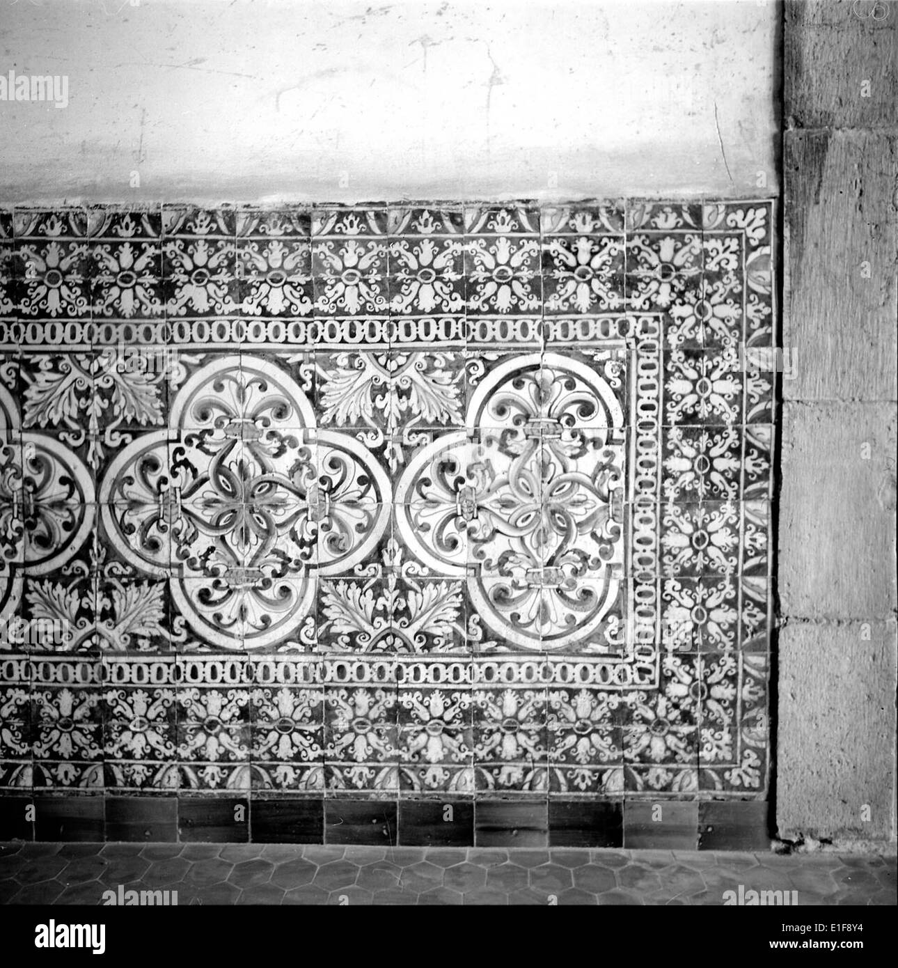 Mosteiro de São Vicente de Fora à Lisbonne est un site historique important connu pour ses azulejos portugais et son importance architecturale. Il fait partie du patrimoine culturel de Lisbonne et est une attraction clé pour les visiteurs. Banque D'Images