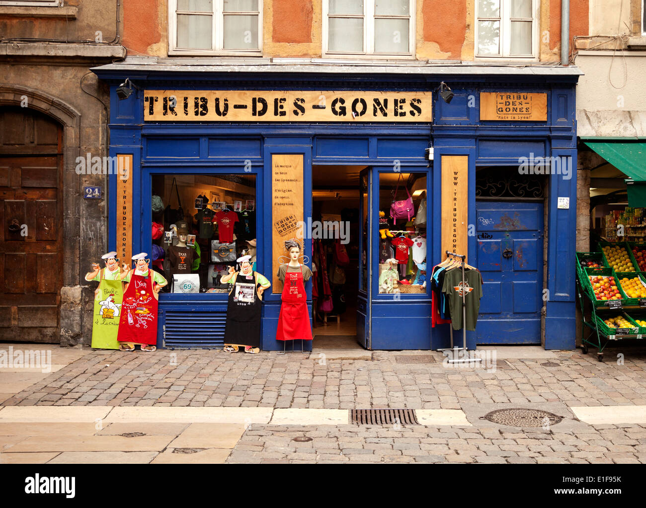 Tri-des-gones, une boutique de souvenirs, des tabliers en vedette fun sur cartoon comme chefs. Banque D'Images