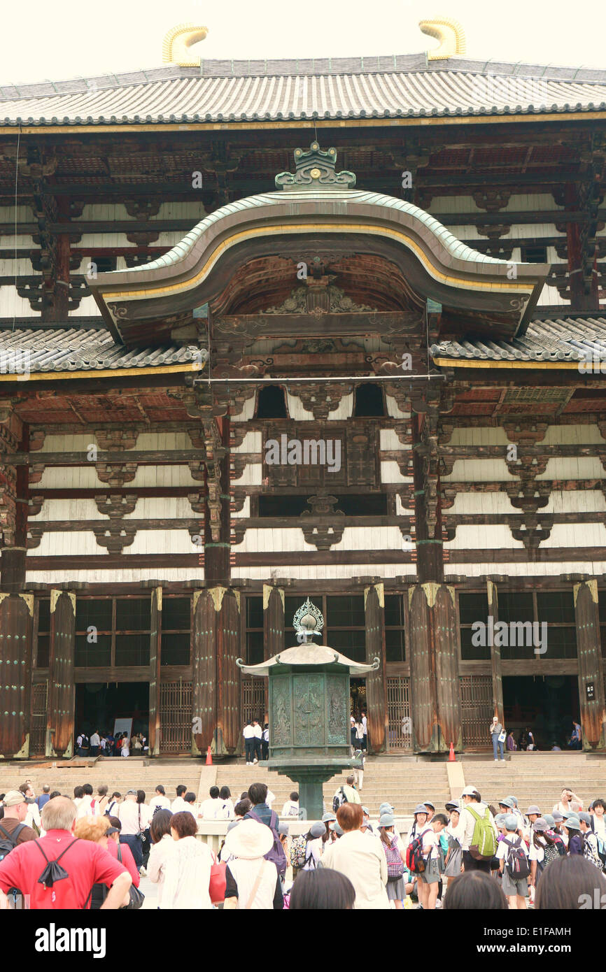 La lanterne à l'extérieur du Temple Todai-ji à Nara au Japon qui abrite la plus grande statue de bronze de Bouddha Vairocana Daibutsu 大仏 Banque D'Images