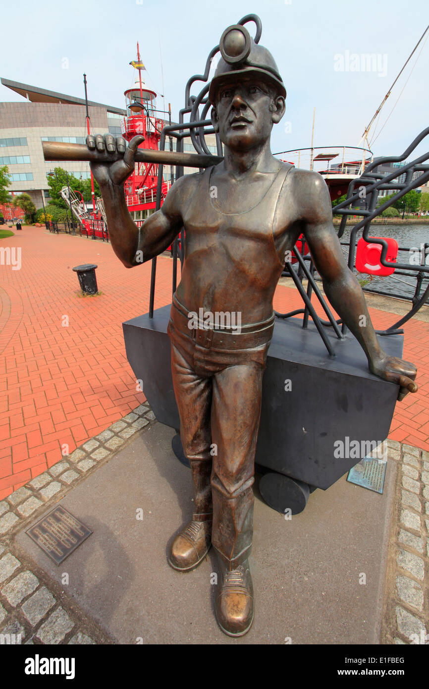 Royaume-uni, Pays de Galles, Cardiff, Bay, à partir de la fosse au Port statue par John Clinch, Banque D'Images