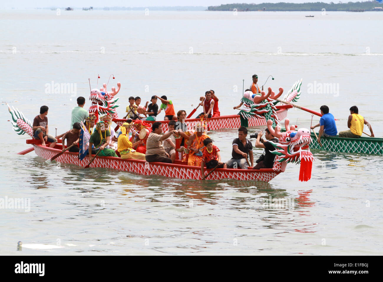 Bintan, Indonésie. 1er juin 2014. 2 juin 2014 : l'Indonésie a célébré chinois Duangwu avec dieux chinois habillés Festival le 2 juin 2014 à Bintan, Sumatra, Indonésie. Duanwu Festival ou le bateau dragon est un jour férié et traditionnelles originaires de Chine. Duanwu Festival de la plupart de l'alimentation implique célébrations zongzi (sticky rice treats enveloppés dans des feuilles de bambou), de boire du vin (réalgar é'"é"ƒé…', xiÃ³nghuÃ¡ngjiÇ"), et des courses de bateaux dragon. Le soleil est considéré comme étant à son plus fort autour de la période du solstice d'été, comme la lumière du jour dans l'hémisphère nord est la plus longue. Le soleil, Banque D'Images