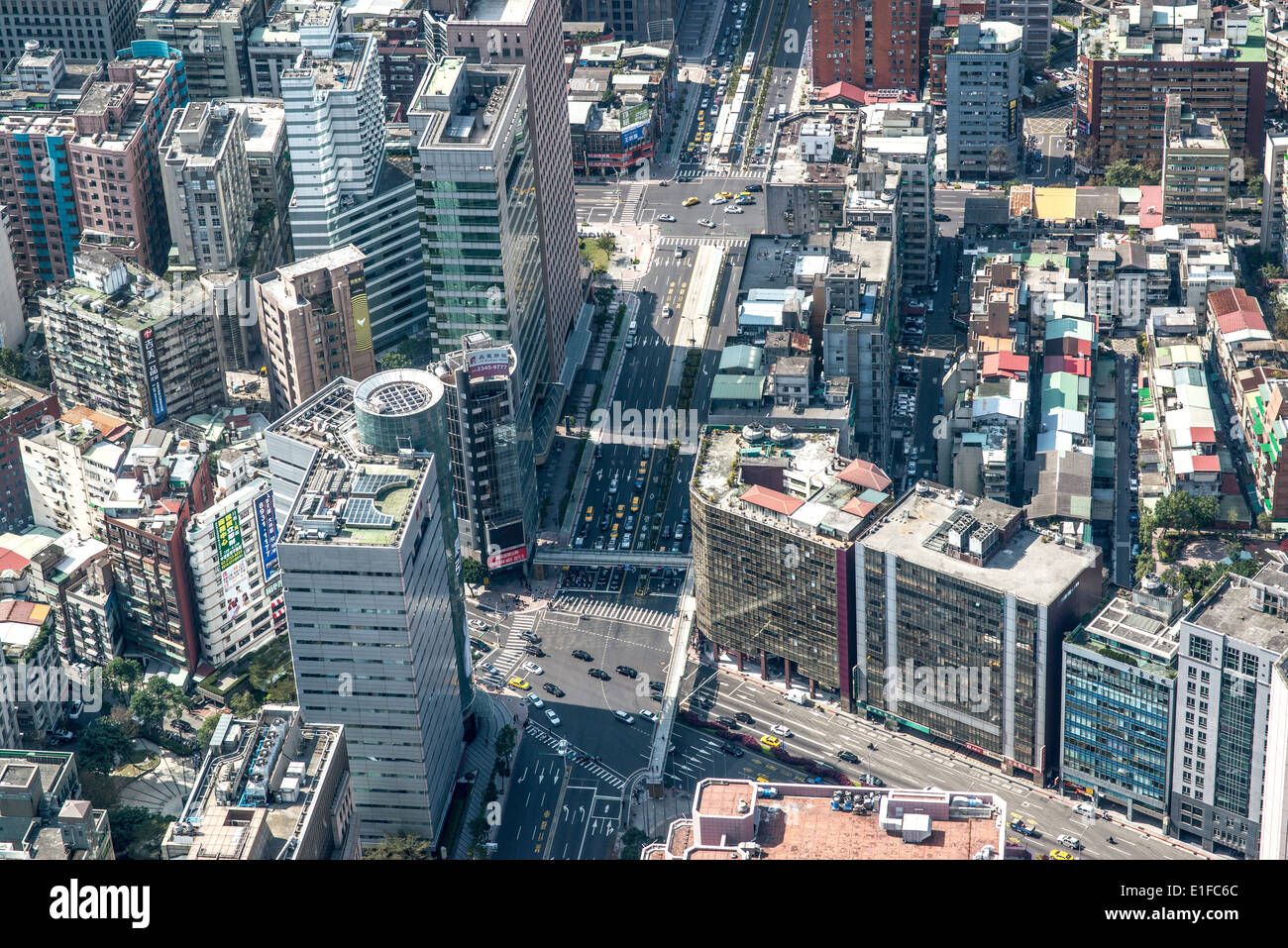 La ville dense grille de Taipei, Taïwan s'étend loin dans la distance comme vu à partir de la 98e étage de Taipei 101. Banque D'Images
